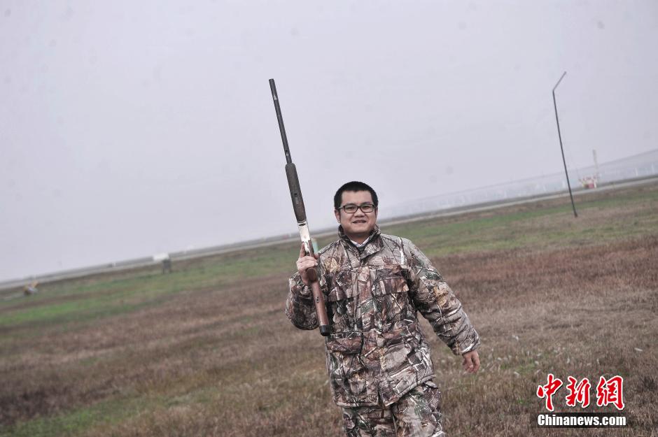 重庆机场持枪“驱鸟人” 保旅客春运出行平安