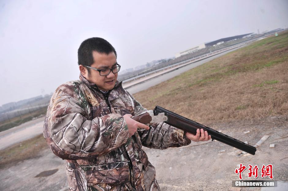 重庆机场持枪“驱鸟人” 保旅客春运出行平安