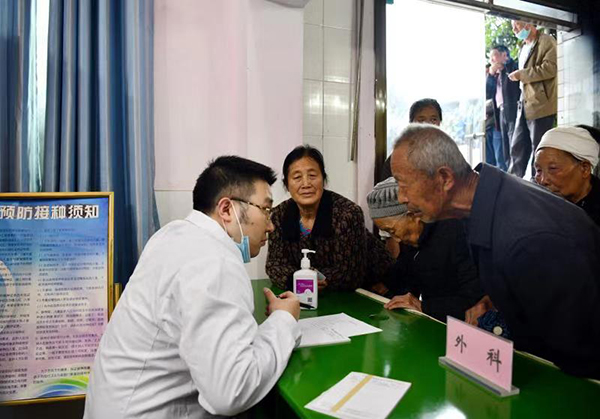 泸州：西南医科大学助推乡村振兴开展义诊和健康宣讲活动_fororder_义诊现场