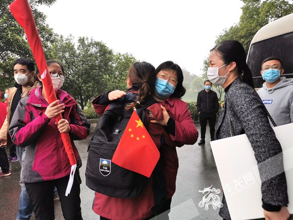 视频|50多天后再次拥抱妈妈 返渝援鄂医疗队359名队员与家人团聚