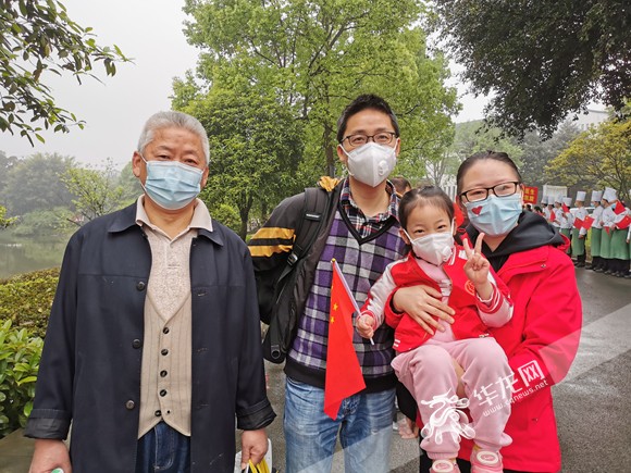 视频|50多天后再次拥抱妈妈 返渝援鄂医疗队359名队员与家人团聚