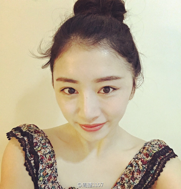 组图：艺术体操美女周捷晒自拍 与邹凯甜蜜合照