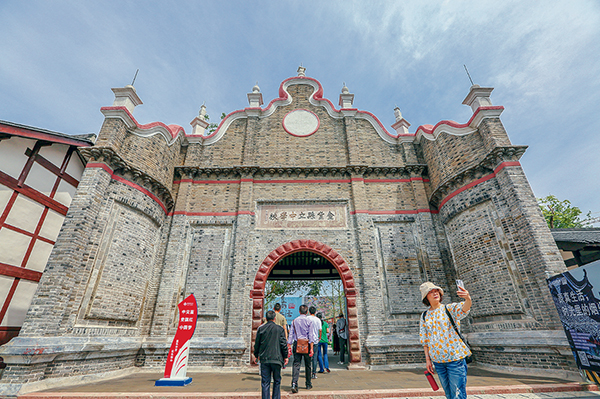 成都青白江区：新场景新玩法释放文旅消费潜力_fororder_游客在城厢中学大门参观游览-摄影-白桂斌