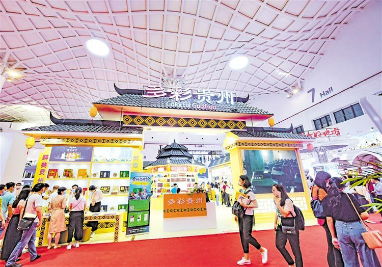 消博会首日 贵州展馆精彩绽放_fororder_1d120c32-ca48-4690-aac1-69314bf51531.jpg