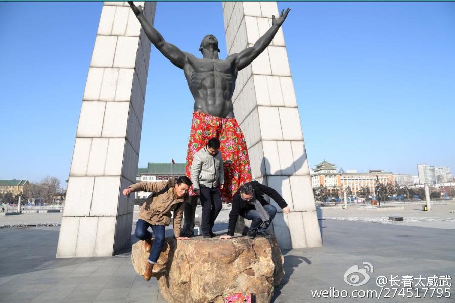 长春"裸男"雕塑被恶搞：穿上东北花色七分裤