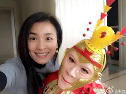 张庭素颜与爱子合影 小家伙扮“齐天大圣”