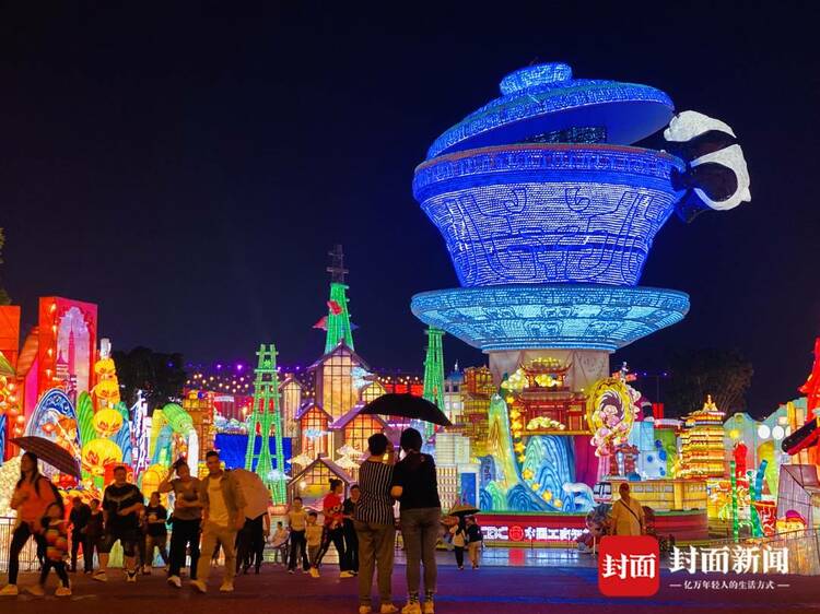 （转载）狂风骤雨下的“平静” 自贡·中华彩灯大世界有序疏散游客6000余名
