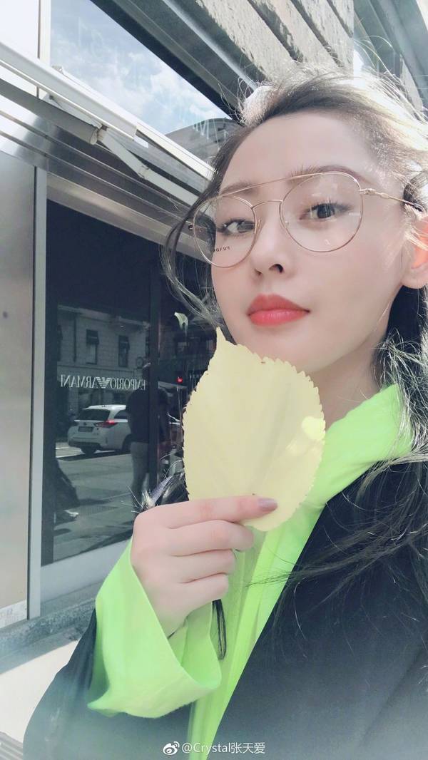 张天爱西装照曝光 大长腿格外吸睛