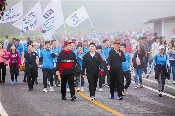 四万徒步爱好者漫步大连金普新区金石滩