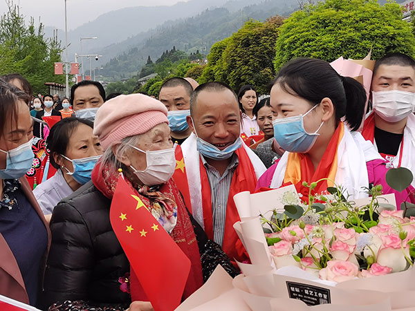 向上向善 无忧新生 向着美好奔跑十三年的汶川_fororder_6汶川漩口当地村民欢迎英雄——佘沙回家，此刻，汶川人：我们都愿意当“佘沙”