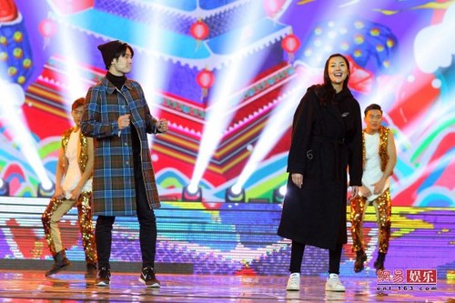 湖南卫视小年夜群访花絮：刘雯避谈崔始源
