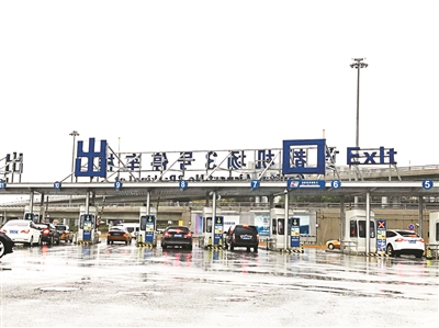 机场停车楼出口标识牌英文错误？
