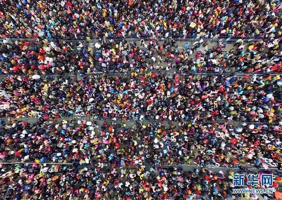 广州火车站5万旅客滞留 上演现实版 "人潮人海"