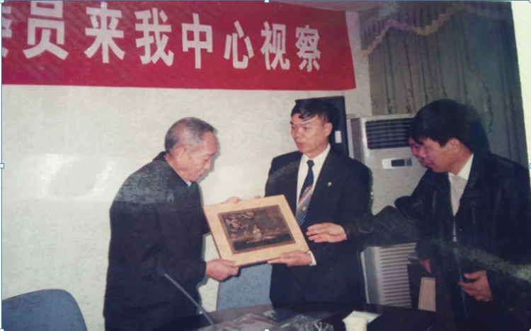 多一份温饱少一分饥饿 谁能轻易忘怀——越南农业界人士沉痛悼念袁隆平_fororder_图04  2004年，黎兴国率团到访中国湖南省，袁隆平院士（左一）亲自接待了越南代表团。（照片来源：越南《农业报》）