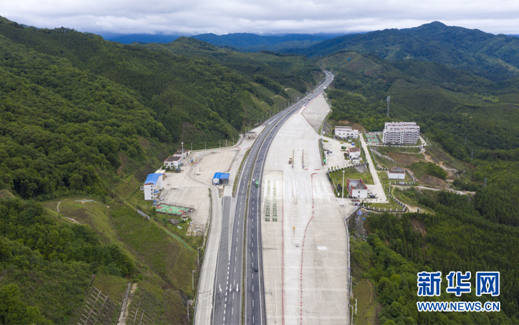 沿着高速看中国｜大道通衢绘就乡村振兴致富路
