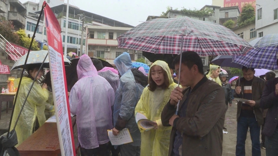 贵州习水：“家门口”招聘 就业岗位“送到家”