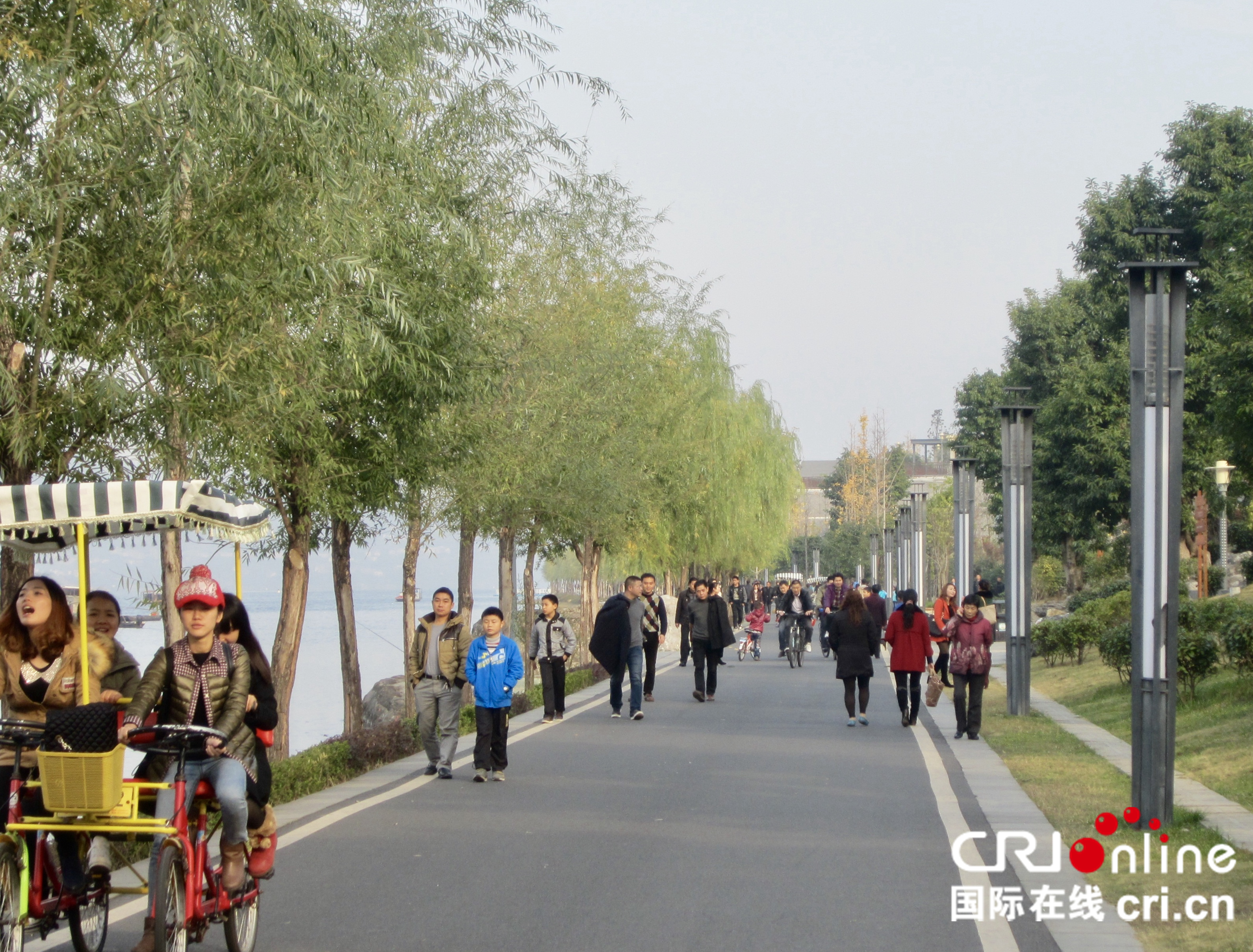 图片默认标题_fororder_市民们在汉丰湖边散步游玩（摄影：黄亚洲）