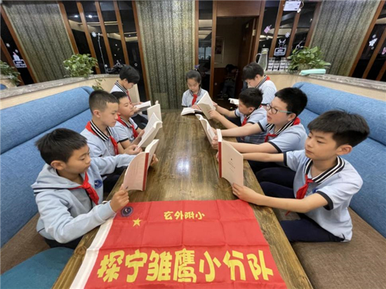 南京玄武外国语学校附小五（3）中队共读红色书籍_fororder_图片2