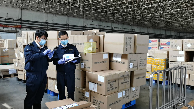 图片默认标题_fororder_广州白云机场海关查获一批违规出口口罩（摄影：陈俐利）