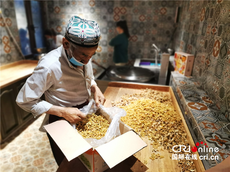 【中国有约】新疆国际大巴扎一瞥：游客纷踏至 商户经营忙（组图）_fororder_ns20210519002_副本_副本