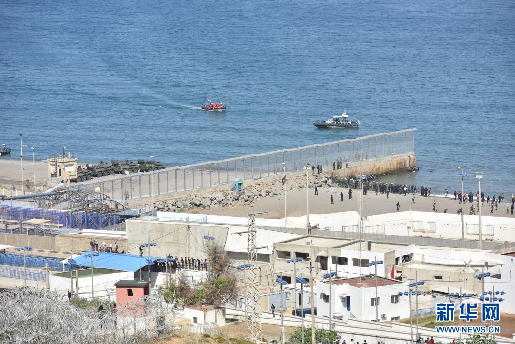 数千非法移民从摩洛哥越界进入西班牙飞地