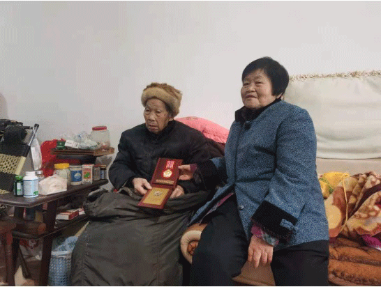 成都新津：医保助推幸福生活 长期照护险全覆盖_fororder_廖谋越（左）及其家属-供图-新津区委宣传部