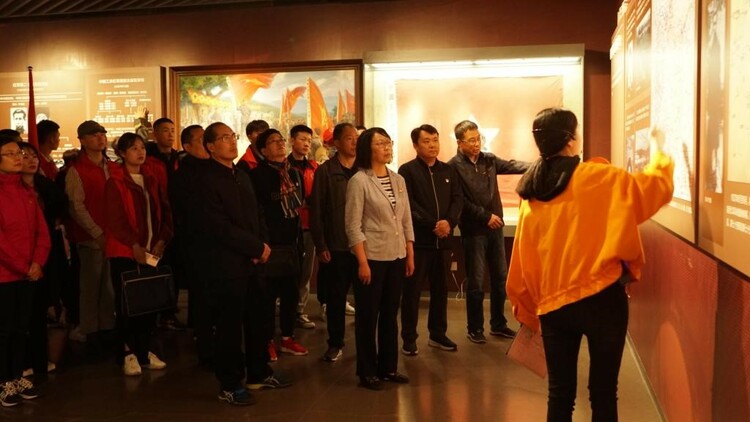 河南交院在信阳市何家冲开展“传承红色基因”实践教育活动
