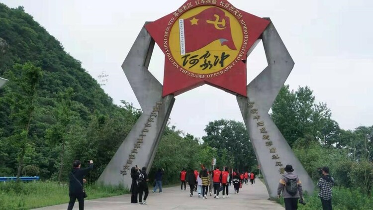 河南交院在信阳市何家冲开展“传承红色基因”实践教育活动