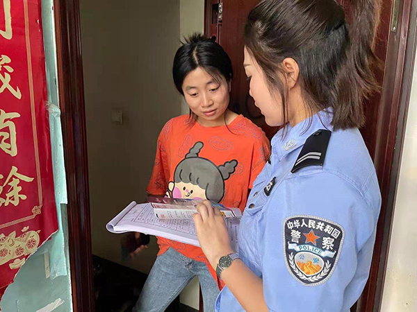 守好群众的“钱袋子” 眉山公安多形式开展反诈宣传活动_fororder_民警上门宣传反诈知识-摄影-高振航
