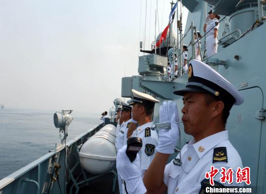 中国海军舰艇首次参阅印度国际海上阅舰式