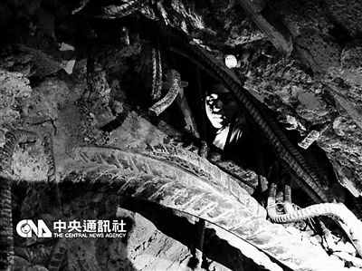 台湾倒塌大楼下恐仍有120人 大陆各界伸出援手