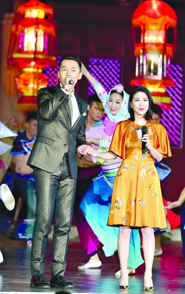 揭秘春晚后台:蔡明吸氧不误演出
