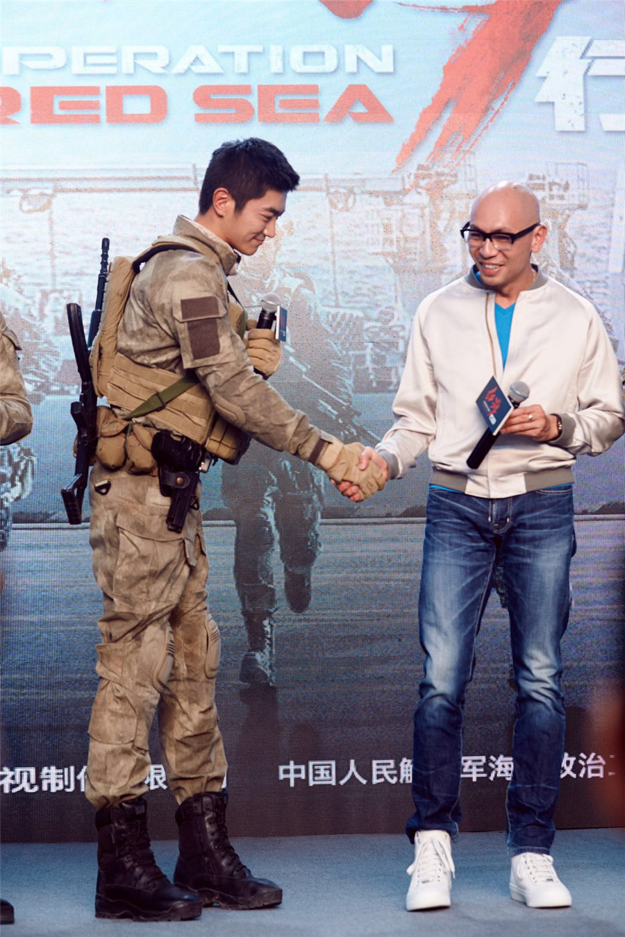 《红海行动》_fororder_杜江林超贤握手