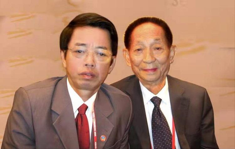 多一份温饱少一分饥饿 谁能轻易忘怀——越南农业界人士沉痛悼念袁隆平_fororder_图06 越南全国劳动模范、太平种业集团总经理陈孟报与袁隆平院士（右一）合照