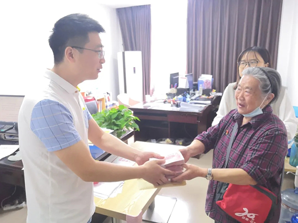 成都邛崃市退休老党员一次性交纳6万元党费谢党恩_fororder_段逊芳（右）交党费-供图-邛崃市委宣传部