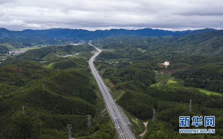 沿着高速看中国｜大道通衢绘就乡村振兴致富路