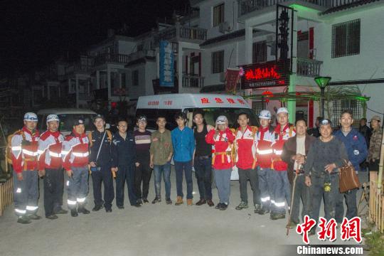 四名驴友夜困浙江仙居深山 救援队彻夜成功搜救