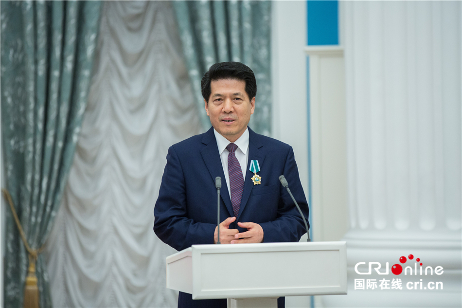 图片默认标题_fororder_3、李大使在授勋仪式上致辞