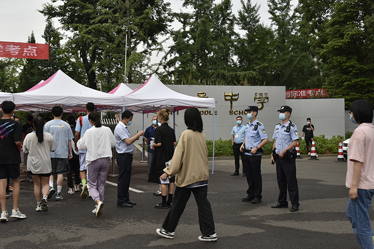 成都大邑县公安局开辟高考绿色通道为高考学生保驾护航_fororder_民警、辅警在考点执勤-供图-大邑县公安局
