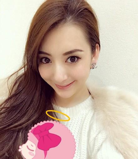 郭富城网红女友情人节秀恩爱 借卡通图案噘嘴索吻