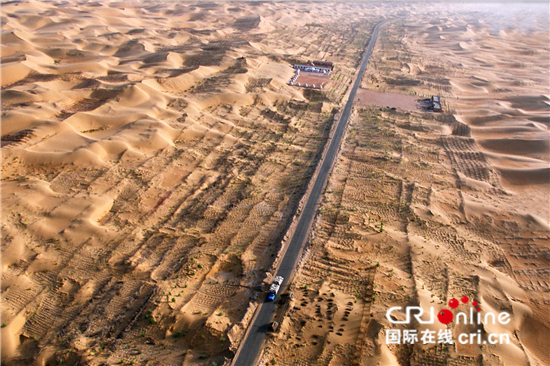 （世界环境日·绿满中国）三代人，70年，沙漠绿洲……_fororder___172.100.100.3_temp_9500049_1_9500049_1_1_14087af8-355e-48ff-ade8-a3ee4a82cdff