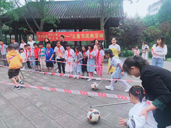 眉山洪雅县：党旗伴成长 童心永向党_fororder_长元小区党支部组织小朋友开展趣味运动比赛-供图-洪雅县委宣传部