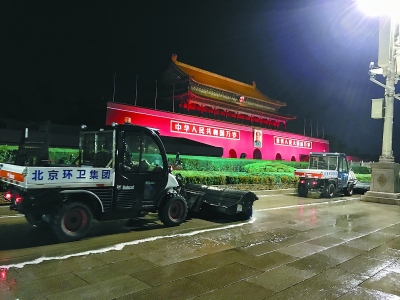 天安门广场的清洁标准：白衬衫蹭完地还是白的