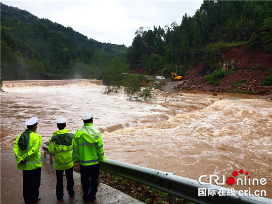 已过审【法制安全】大雨来袭 忠县警方抢险疏导保一路平安