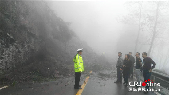 已过审【法制安全】大雨来袭 忠县警方抢险疏导保一路平安