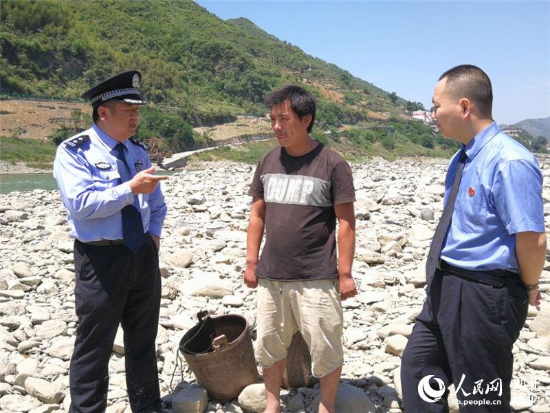 湖北郧西放流鱼苗8万尾 修复汉江生态环境