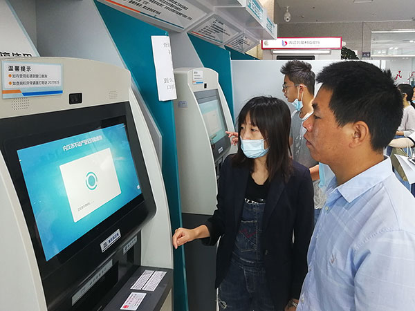 内江市不动产登记中心党支部推动“我为群众办实事”实践活动走深走实_fororder_引导市民办理业务