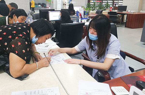 内江市不动产登记中心党支部推动“我为群众办实事”实践活动走深走实_fororder_指导市民填写相关信息
