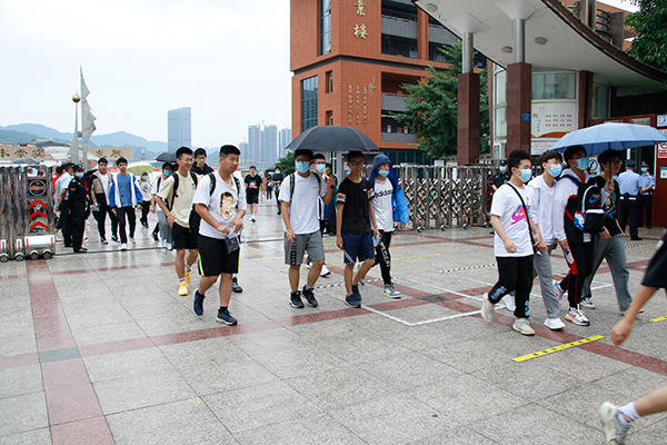 宜宾：学子快乐高考 社会暖心服务_fororder_走出考场的考生们-摄影-高学兵