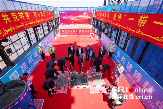 中企承建“非洲第一高楼”正式封顶_fororder_埃及新行政首都中央商务区标志塔主体结构封顶仪式现场02.JPG